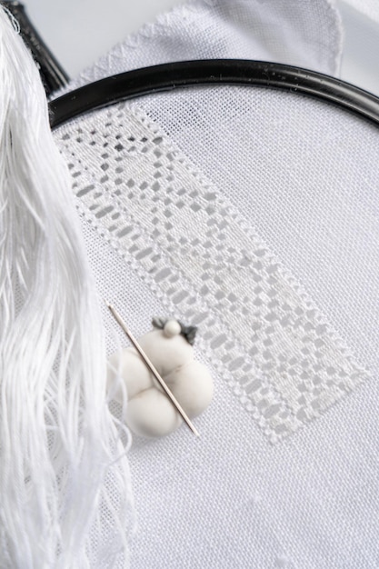 Ręcznie haftowany wzór na lnie